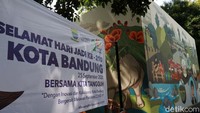Ada juga, gambar warga yang duduk di kursi taman, Bandros, tempat sampah, tempat ibadah, pembangunan, pertanian, saluran air dan Kang Pisman.