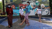Di sisi lain, ada gambar pesilat bersama badak dan harimau dan sisi lainnya ada gambar masa perjuangan Kota Bandung.