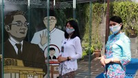 Mural ini digambar oleh Komunitas Mural Kota Bandung, yang digambar oleh Indra Yusuf, Muhamad Angka Widjaya, Rizki Lutfi Wiguna, Erik Rifki Putut Pramudiko dan disainer Irma Dwi Noviani.