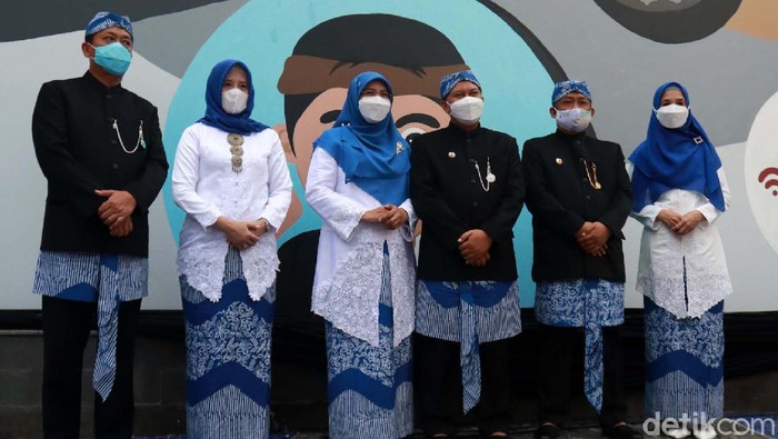 Bandung dari Masa ke Masa dalam Kubah Mural Memperingati HUT ke-210 Kota Bandung, Wali Kota Bandung Oded M Danial meresmikan Kubah Mural di Taman Sejarah Kota Bandung. Yuk kita lihat.