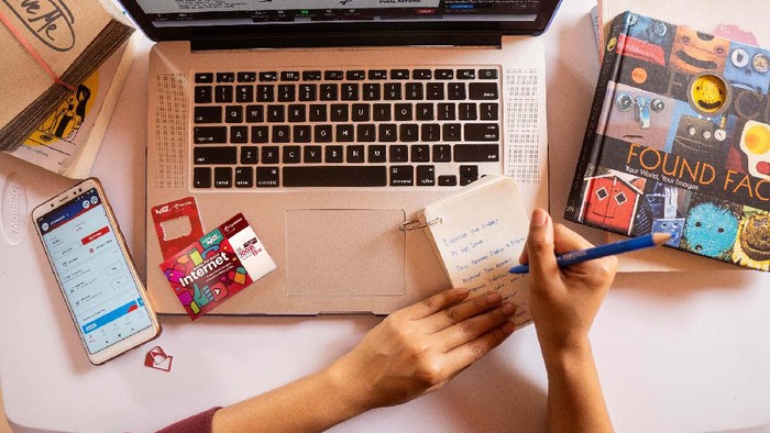 Bantuan tahap pertama kuota internet gratis telah disalurkan kepada masyarkat untuk menunjang kegiatan pembelajaran jarak jauh selama pandemi COVID-19. Operator seluler mengimbau agar penerima subsidi kuota tersebut langsung memanfaatkannya.