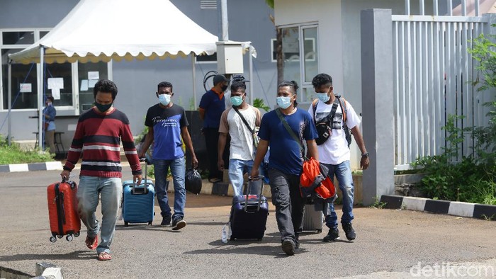 Kini isolasi mandiri di DKI Jakarta dianjurkan tidak boleh dilakukan di rumah, telah disediakan tempat khusus seperti salah satunya Rumah Sakit Darurat Wisma Atlet.