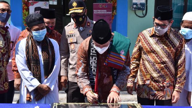Kepala BNPT Komjen Boy Rafli Amar menandatangani prasasti rumah susun Pondok Pesantren Al Madinah, Bima, NTB, Jumat (25/9/2020).