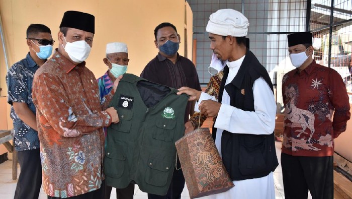 Eks Pangllima JAS Ustaz Gunawan menyerahkan rompi kebesarannya ke Kepala BNPT Komjen Boy Rafli Amar.