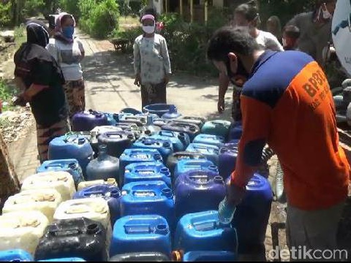 BPBD Probolinggo pasok air bersih di desa kawasan pegunungan,