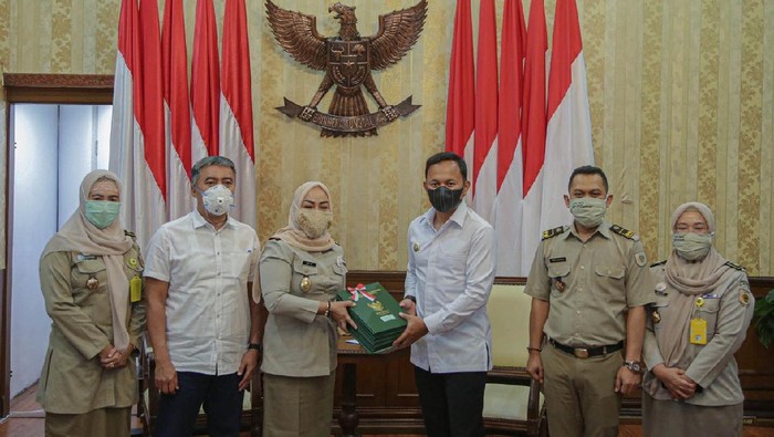 Badan Pertanahan Nasional (BPN) Kota Bogor menyerahkan sertifikat aset atas nama Pemerintah Kota Bogor kepada Wali Kota Bogor, Bima Arya.