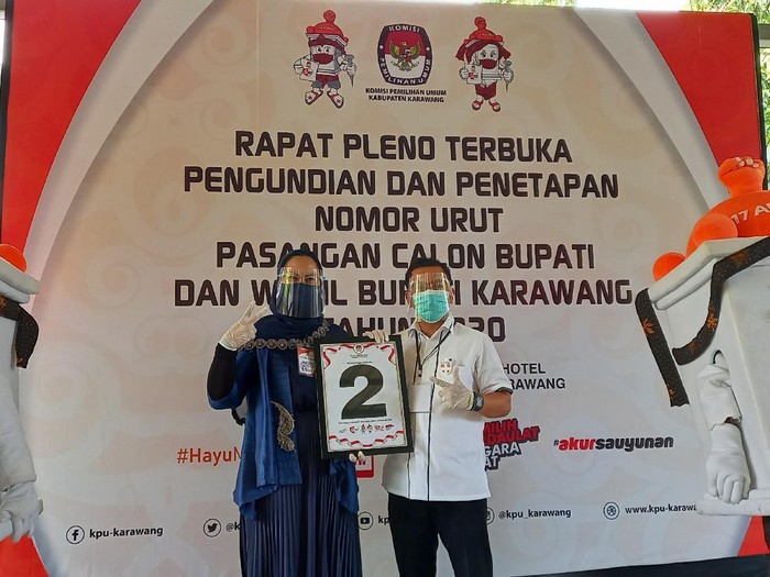 Cawabup Karawang Aep Syapuloh bersama pasangannya Cellica Nuracahdiana memperlihatkan nomor urut di Pilbup Karawang.