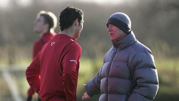 MANCHESTER, UNITED KINGDOM - DECEMBER 05:  Sir Alex Ferguson the manager of Manchester United talks with Cristiano Ronaldo during the Manchester United training session at the Carrington Training Complex on December 5, 2006 at Carrington in Manchester, England.  (Photo by Alex Livesey/Getty Images)