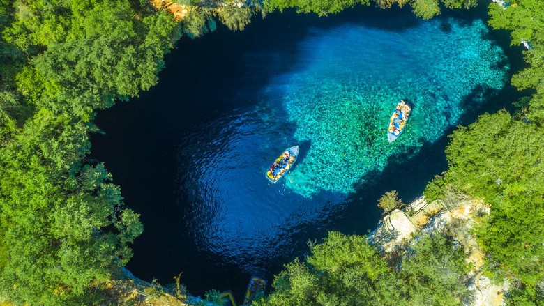 Danau Melissani di Yunani Danau Melissani di Yunani