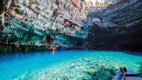 Nama Melissani diberikan karena menurut mitologi Yunani, Dewi Melissanthi bunuh diri di sini karena cintanya ditolak oleh Dewa Pan. 