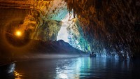 Selain danaunya, Gua Melissani juga indah karena dipenuhi dengan stalaktit. 
