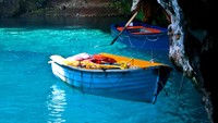 Wisatawan dilarang berenang untuk menjaga kebersihan danau. 
