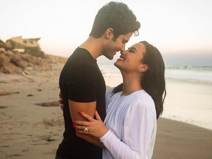 Momen Demi Lovato saat dilamar Max Ehrich dengan cincin tunangan Rp 3,6 miliar.