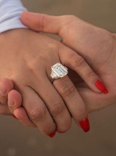 Momen Demi Lovato saat dilamar Max Ehrich dengan cincin tunangan Rp 3,6 miliar.