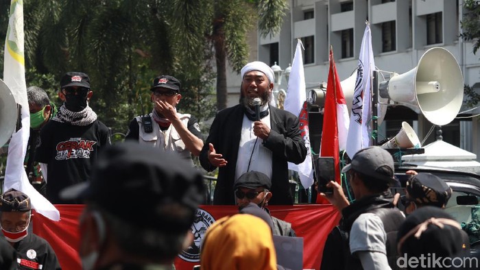 Demo di depan Gedung Sate