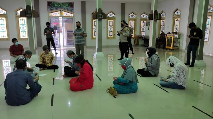 Fikri dan kekasih harus melangsungkan akad nikah di masjid tahanan Polres Musi Banyuasin. (Dok. Istimewa)