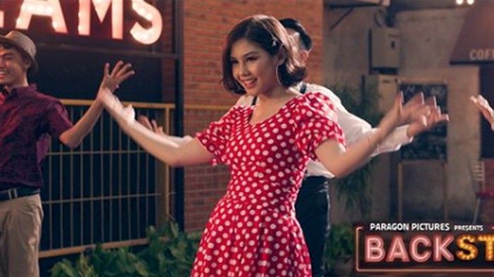 Film Backstage yang diperankan oleh Vanesha Prescilla dan Sissy Priscilla.