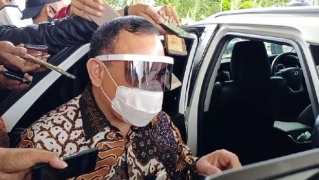 Ketua KPK Firli Bahuri saat hendak meninggalkan kantor Gubernur Maluku, Ambon, Jumat (25/9/2020).