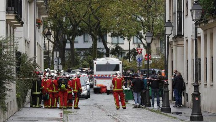 Petugas pemadam kebakaran berkumpul di lokasi penusukan dekat eks kantor majalah Charlie Hebdo.
