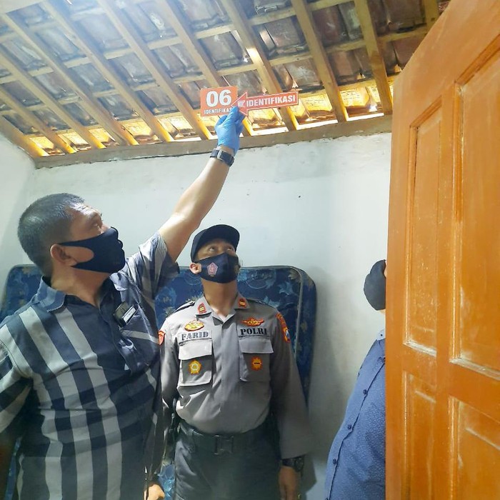 VA (18) mengakhiri hidupnya dengan gantung diri. Aksi bunuh diri itu diduga karena ia kecewa pada sang pacar yang mengancam akan menyudahi hubungan mereka.
