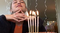 Saat itu ia ngidam roti bagel. Karenanya pada pesta ulang tahun kecil-kecilan, Gigi Hadid diberikan roti bagel berukuran jumbo, seperti yang ada pada foto ini. Foto: Instagram @gigihadid