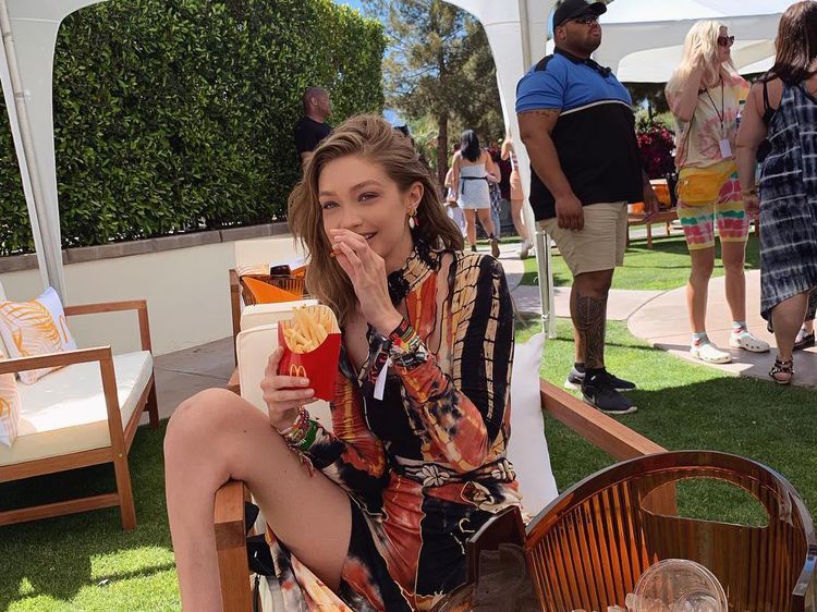 Bukti Supermodel Gigi Hadid Pencinta Fast Food