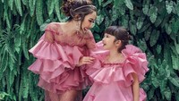 Mereka mengatakan jika gaun tersebut seperti tertukar hingga ada yang mengatakan jika Gempi justru lebih sopan dibandingkan Gisel. Dok. Instagram/riomotret