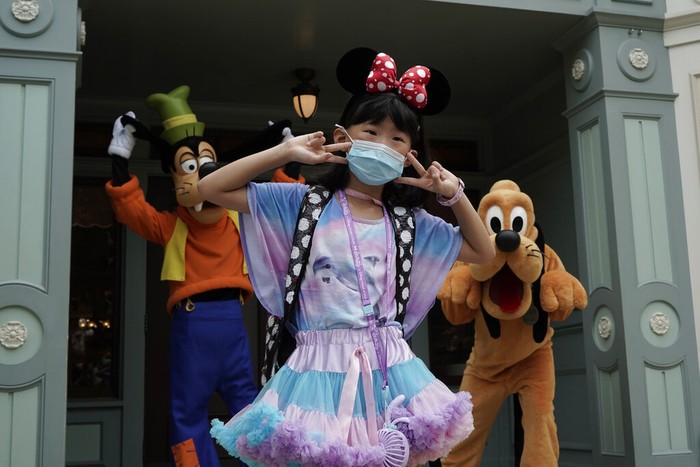 Disneyland Hong Kong kembali dibuka usai sebelumnya ditutup gegara virus Corona. Di hari pertama pembukaannya taman bermain itu diserbu pengunjung.