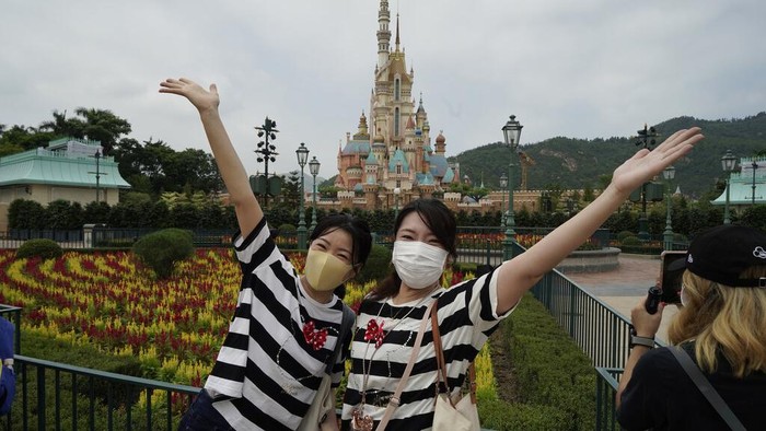 Disneyland Hong Kong kembali dibuka usai sebelumnya ditutup gegara virus Corona. Di hari pertama pembukaannya taman bermain itu diserbu pengunjung.