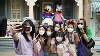 Disneyland Hong Kong kembali dibuka untuk umum mulai hari ini, Jumat (25/9/2020). Di hari pertama pembukaan kembali itu taman bermain tersebut ramai dikunjungi wisatawan.