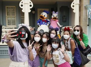 Pria Tarik Bando Mickey Mouse dari Kepala Turis, Ngotot Itu Punya Anaknya