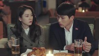 Saat membintangi Crash Landing On You, kedua sejoli ini dikabarkan terlibat cinta lokasi. Bagaimana tidak, adegan mereka sangat romantis. Foto: Hyun Bin SNS