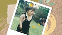 Mereka bahkan memposting foto masa kecil Hyun Bin yang tampak sangat lucu dengan mengenakan overall hitam dan kaus garis-garis. Dok. Instagram/vast.ent