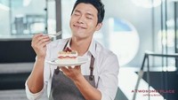 Punya senyuman manis, begini pose Hyun Bin bersama cheese cake stroberi yang manis creamy. Foto: Hyun Bin SNS