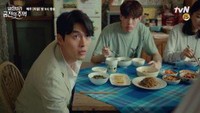 Hyun Bin pernah terlibat adegan makan malam di drama yang dibintanginya. Ada japchae, telur dadar, kimchi, dan lainnya. Foto: Hyun Bin SNS