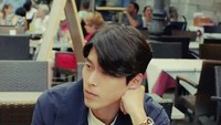 Pernah berperan dalam drama Memories of the Alhambra, salah satu adegannnya Hyun Bin berada di kafe sambil menikmati segelas kopi dan salad. Foto: Hyun Bin SNS