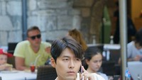 Hyun Bin salah satu aktor yang punya tampang maskulin. Begini tampannya Hyun Bin saat sedang menikmati secangkir espresso. Foto: Hyun Bin SNS