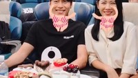Momen kedekatan Hyun Bin dan Son Ye Jin, lawan mainnya di drama dan film. Berpose lucu dengan beberapa potong cake di depannya. Foto: Hyun Bin SNS