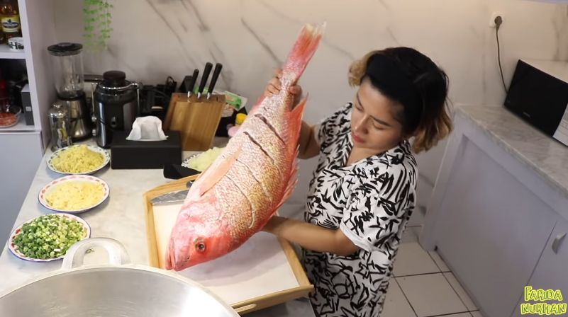 Farida Nurhan Mukbang Ikan Jumbo 7 Kilogram