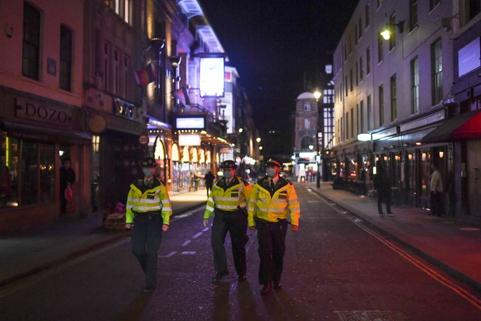 Inggris Berlakukan Jam Malam di Kafe dan Bar LONDON, ENGLAND - SEPTEMBER 24: A waiter keeps chairs from a pub in Soho on September 24, 2020 in London, England. Pubs, cafes and restaurants will have to shut at 10pm every night under new measures to control the rising rate of coronavirus. (Photo by Peter Summers/Getty Images)