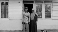 Katimun menceritakan, saat pertama kali tiba di kabupaten yang terkenal dengan Gunung Kerincinya itu adalah melalui program transmigrasi gelombang kedua. Dia bersama 24 kepala keluarga (KK) lainnya asal Lumajang dan Madiun mendapatkan pendampingan dari perwakilan instansi terkait hingga ke lokasi. Saat itu, dia dan keluarga ditempatkan di salah satu rumah yang sudah ditempelkan nomor dan ditunjukkan sehamparan lahan (untuk usaha). Namun, penunjukkan itu tidak disertai sertifikat kepemilikan. Akibatnya, setelah beberapa bulan diolah, lahan tersebut direbut paksa oleh oknum warga lainnya yang mengaku-ngaku sebagai pemilik.
