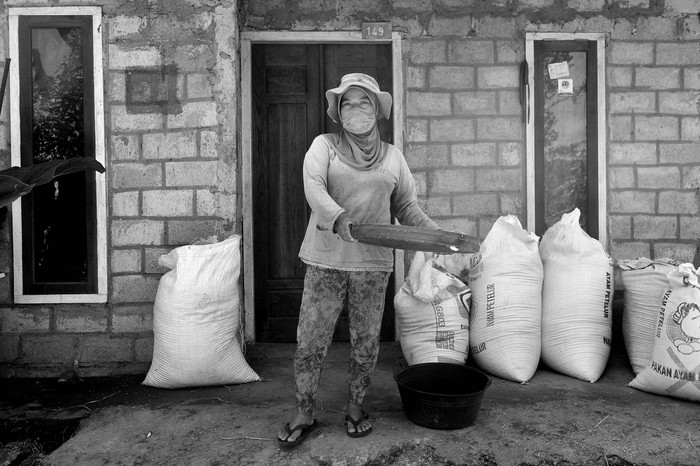 Paini (42, kanan) dan anaknya Putra (14, kiri) berpose di depan rumahnya di kawasan Transmigrasi Sungai Bermas, Siulak, Kerinci, Jambi.