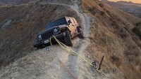 i kemungkinan pemilik mobil sedang off-road dan tak berhasil ketika mencapai titik tersebut. Pengemudi Jeep Wrangler itu terjebak dan kehabisan akal di jalur punggung bukit yang sempit, lalu meninggalkan Jeep begitu saja karena sudah tidak bisa jalan ke depan atau ke belakang, sedangkan di sisi kiri dan kanan merupakan jurang. Foto: Facebook Jun Castro