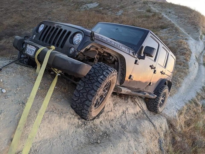 Jeep Wrangler hampir merosot ke Jurang