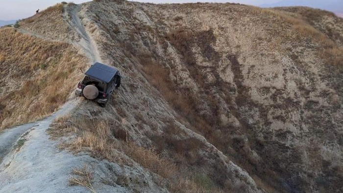Jeep Wrangler hampir merosot ke Jurang
