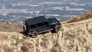 Ngeri, Jeep Wrangler Nyangkut di Bibir Jurang