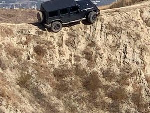 Ngeri, Jeep Wrangler Nyangkut di Bibir Jurang