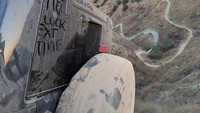 Sekilas, sepertinya menyelamatkan Jeep ini adalah tugas yang mustahil. Setiap arah terlihat berbahaya, mengingat lereng bukit terjal yang mengapit jalan setapak. Benar-benar tidak ada tempat yang baik untuk berbalik dan kembali seperti saat pengemudi datang. Foto: Jeep Wrangler hampir merosot ke Jurang
