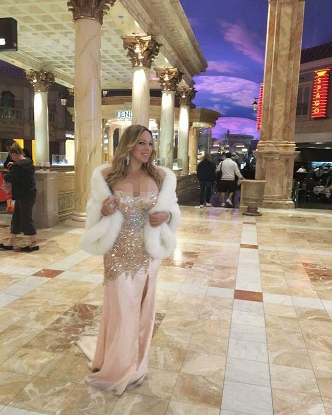 Aku tidak bisa bilang ada jumlah rata-rata yang aku hasilkan karena aku bisa berbulan-bulan tidak ada pekerjaan tapi itu pasti lebih dari $20,000 (Rp 299 jutaan) setiap tahun jika aku melakukan pertunjukkan setiap tiga bulan dan dua pertunjukkan saat Natal, ujarnya dilansir Dailymail. Foto: Instagram @mariahlookalike