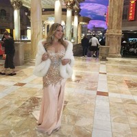 Aku tidak bisa bilang ada jumlah rata-rata yang aku hasilkan karena aku bisa berbulan-bulan tidak ada pekerjaan tapi itu pasti lebih dari $20,000 (Rp 299 jutaan) setiap tahun jika aku melakukan pertunjukkan setiap tiga bulan dan dua pertunjukkan saat Natal, ujarnya dilansir Dailymail. Foto: Instagram @mariahlookalike